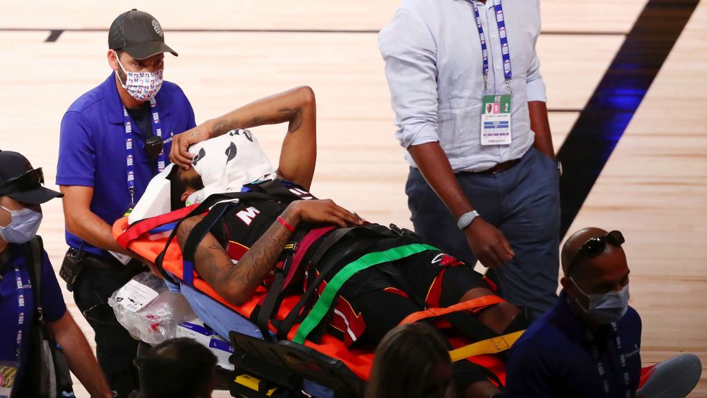 Zdjęcie okładkowe artykułu: Getty Images / Kim Klement / Na zdjęciu: Derrick Jones Jr opuszcza parkiet na noszach