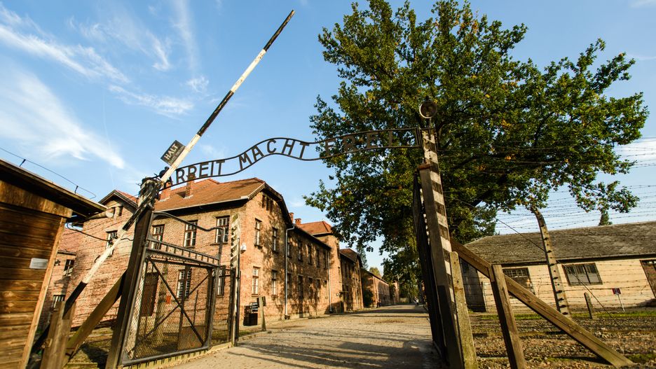 Muzeum Auschwitz co roku odwiedza mnóstwo turystów nie tylko z P