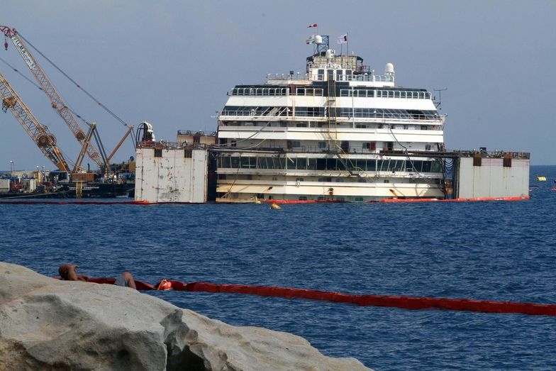 Wrak statku Costa Concordia już utrzymuje się na wodzie