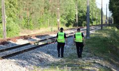 Nastolatkowie wspinali się na słup trakcji kolejowej. 13-latek trafił do szpitala