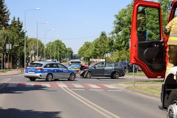 Poważny wypadek w Grodzisku Wielkopolskim. Zderzyły się dwa pojazdy, jeden z nich potrącił mężczyznę z dzieckiem