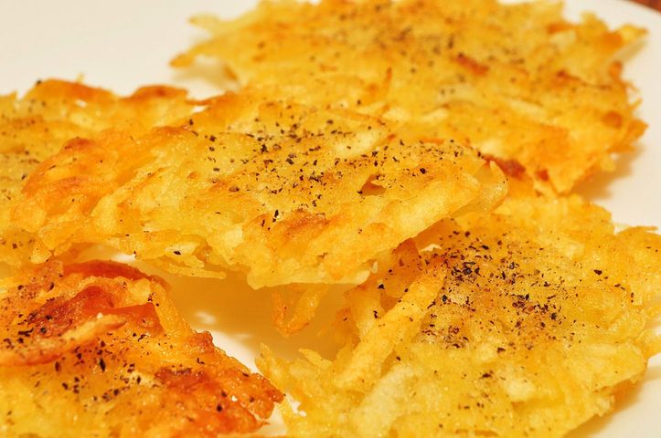 Mrożone hash brown (placki z ziemniaków) z dodatkiem sosu maślanego