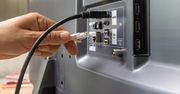 Kabel zamiast Wi-Fi. Taki sposób połączenia telewizora to same zalety