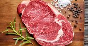 Surowa polędwica wołowa (steki, mięso i tłuszcz)