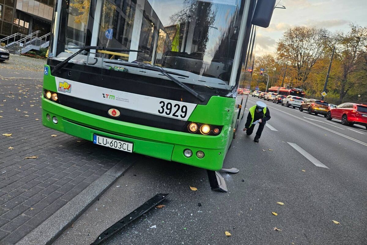 Zderzenie trolejbusu z toyotą na Al. Racławickich