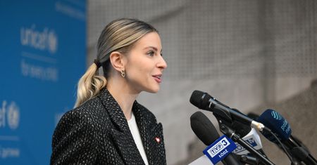 Rodzice czekają na pieniądze ze sztandarowego programu rządu. Minister komentuje