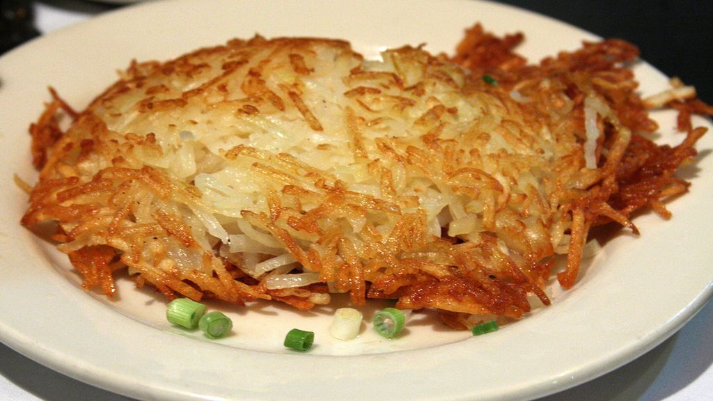 Przygotowane do spożycia mrożone hash brown (placki z ziemniaków) z dodatkiem sosu maślanego
