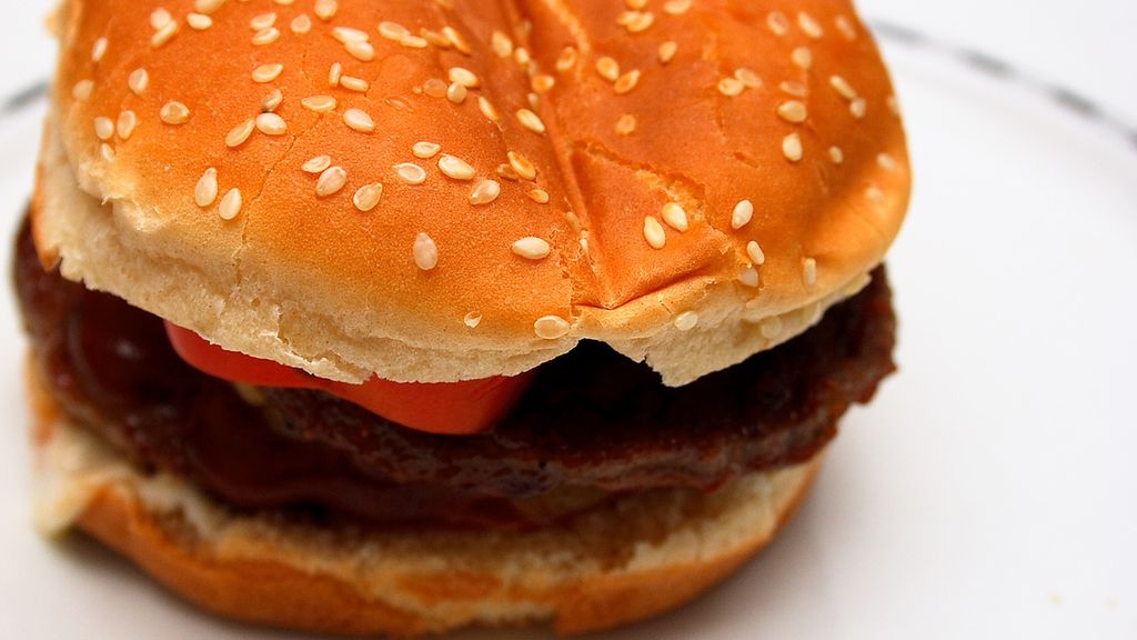 Podwójny hamburger z przyprawami i sosem