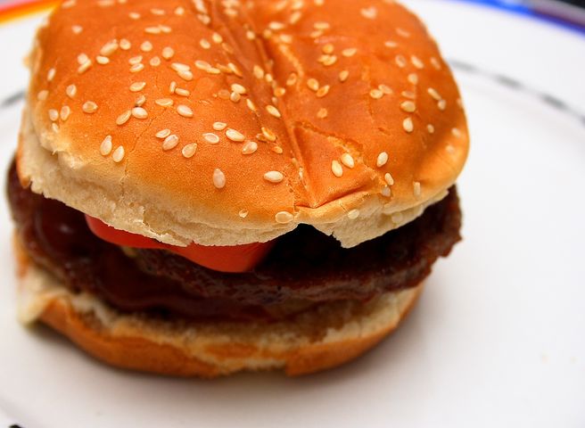 Podwójny hamburger z przyprawami i sosem