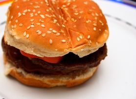Podwójny hamburger z przyprawami i sosem