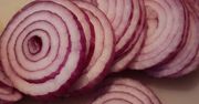 Tak przygotowana czerwona cebula zachwyca smakiem. Do sałatek i śledzi idealna