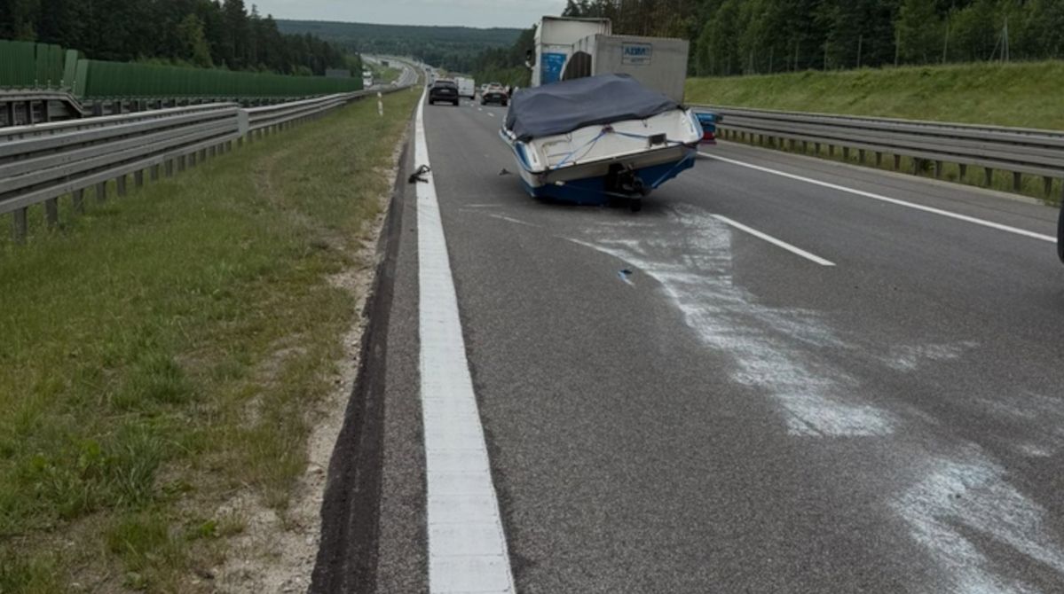 Kraksa z łódką na DK7 w pow. skarżyskim. Służby działają na miejscu