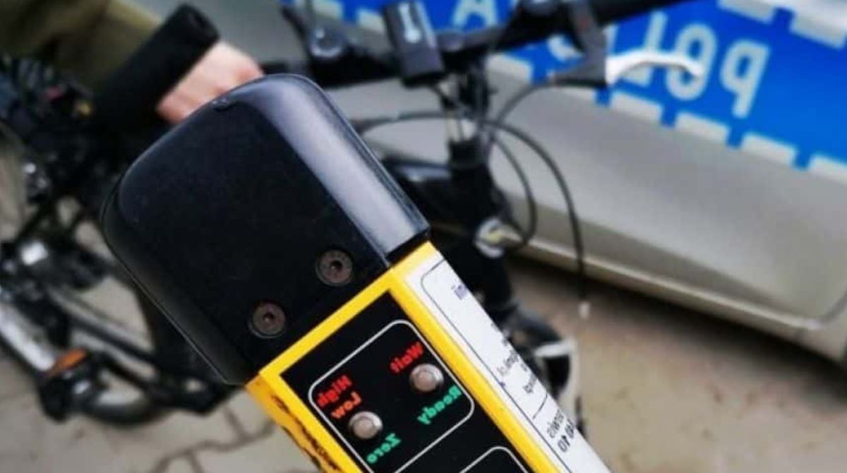 Pijany rowerzysta uderzył w audi i przewrócił się. Miał prawie 3 promile