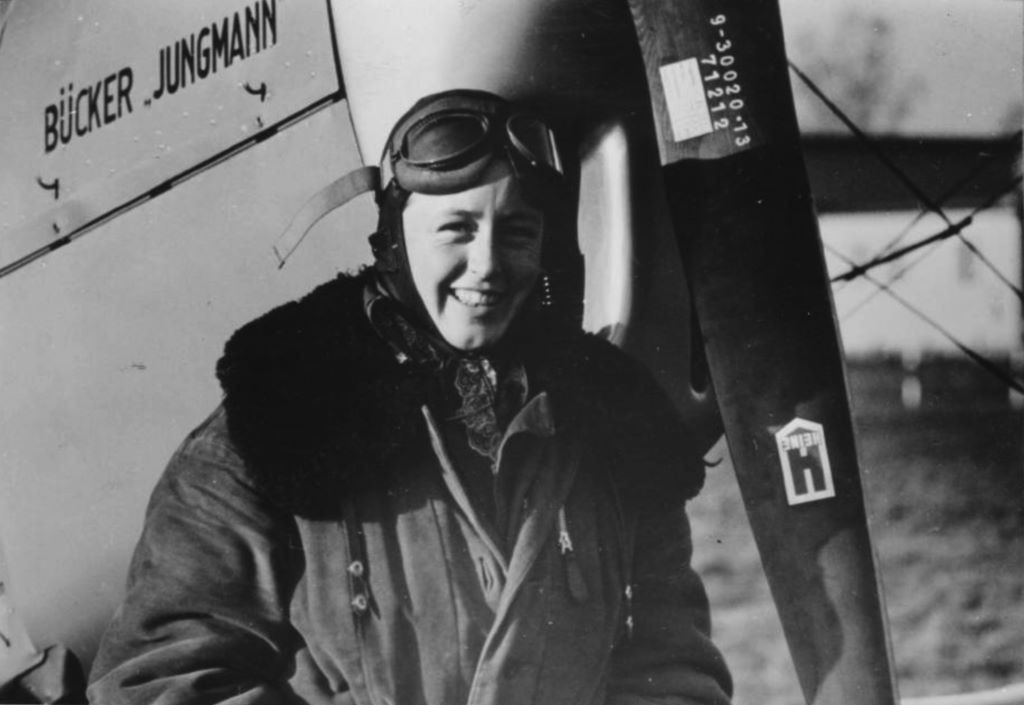 Beate Uhse (wtedy jeszcze Köstlin) jako pilotka-oblatywaczka. Fotografia z 1937 roku 