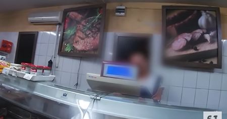Poprosił o 20 dkg szynki. Potem położył ją na wadze
