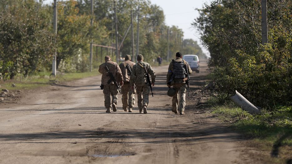 Russian invasion of Ukraine
epa10229457 Ukrainian soldier patrol in the village of Pesky-Radkivski about 150km east of Kharkiv, Ukraine, 07 October 2022. The Ukrainian army pushed Russian troops from occupied territory in the northeast of the country in a counterattack. Kharkiv and surrounding areas have been the target of heavy shelling since February 2022, when Russian troops entered Ukraine starting a conflict that has provoked destruction and a humanitarian crisis.  EPA/ATEF SAFADI 
Dostawca: PAP/EPA.
ATEF SAFADI