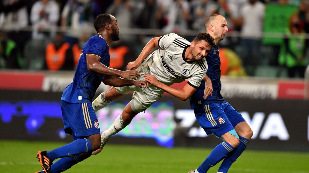 PAP / Piotr Nowak / Na zdjęciu: piłkarz drużyny Legia Warszawa Mateusz Wieteska (w środku)