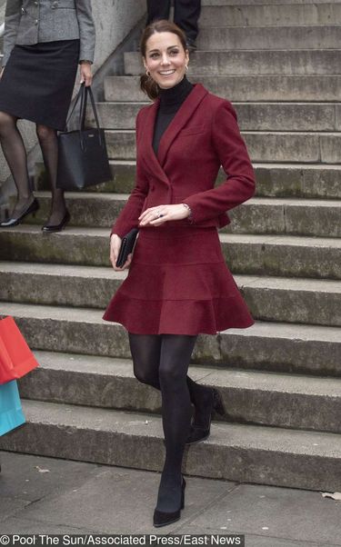 Księżna Kate jak Meghan Markle w burgundowym komplecie
