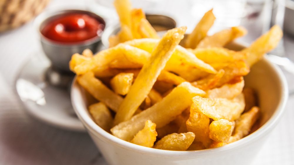 Przygotowane w piekarniku mrożone długie frytki z dodatkiem soli