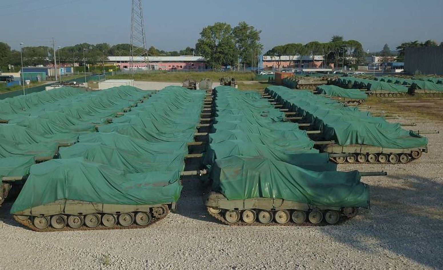 Czołgi Leopard 1 pod plandekami