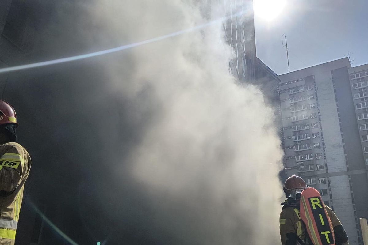Pożar w biurowcu w Warszawie. Płonie garaż budynku 