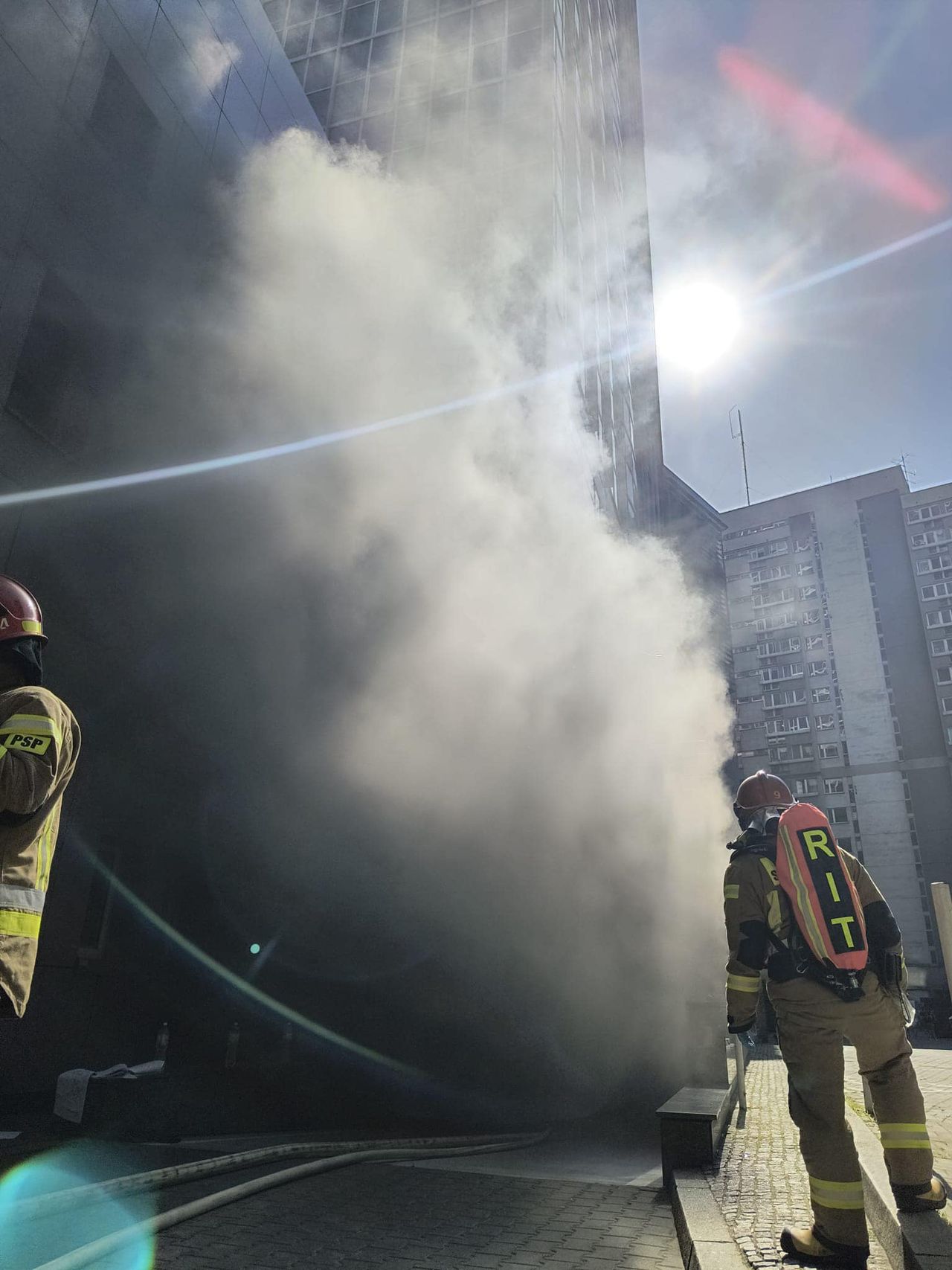 Pożar w biurowcu w Warszawie. Płonie garaż budynku