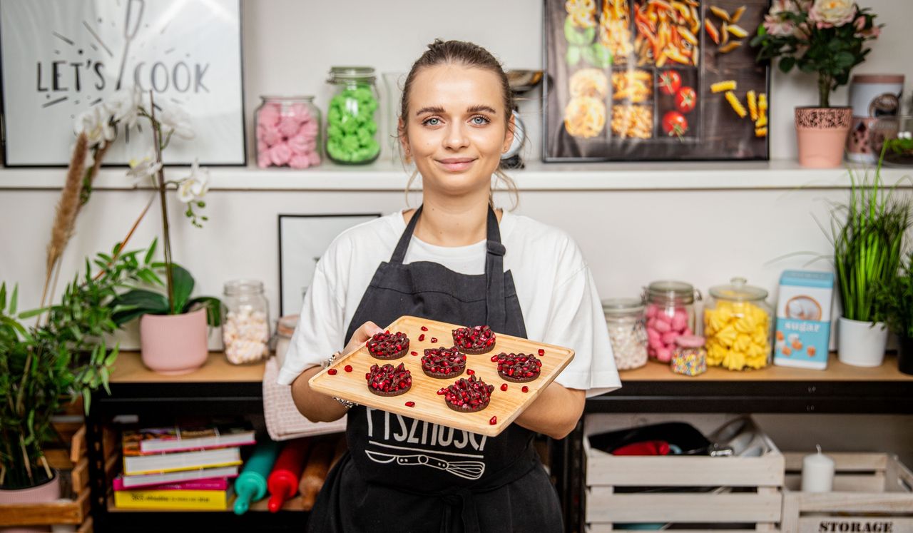 Discover the delight of pomegranate and chocolate mini desserts