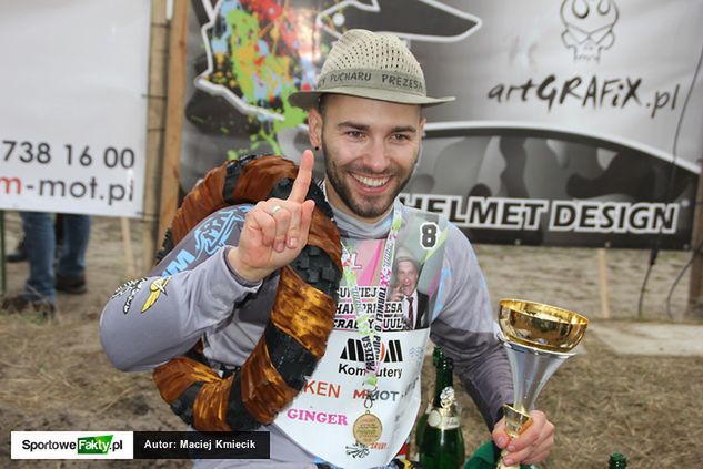 Adam Jaziewicz w czapce Prezesa Porzeraczy Pull - trofeum przechodnim imprezy