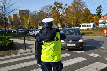 Niecodzienny zakaz przy wrocławskim cmentarzu. Kierowcy muszą uważać