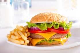 Powiększony cheeseburger z przyprawami, warzywami i majonezem