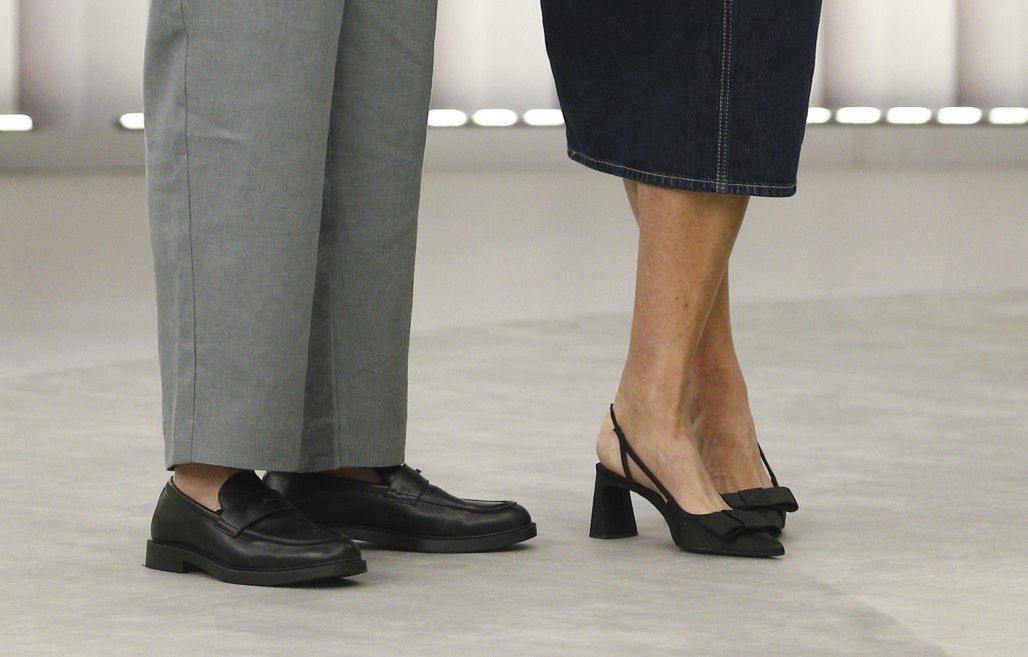 Ewa Wachowicz w czółenkach "slingback" na słupku 