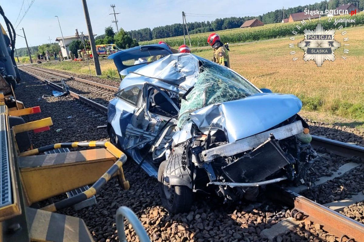 wypadek, pociąg, dziecko, policja Auto zmiażdżone. Matka z dzieckiem wjechała pod pociąg towarowy