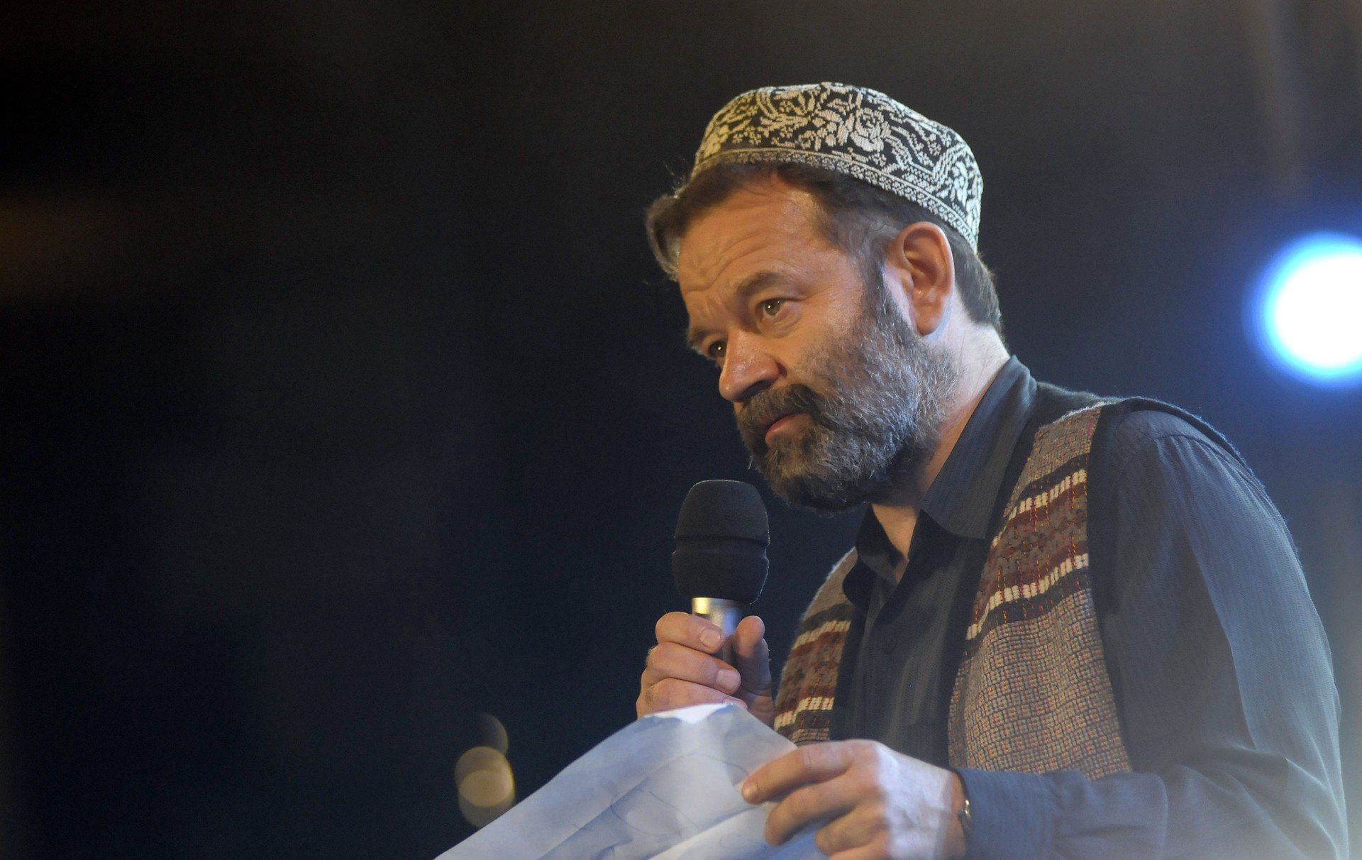 Janusz Makuch oddaje stery Festiwalu Kultury Żydowskiej