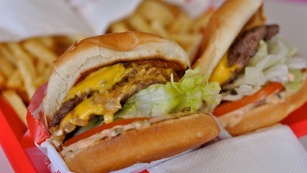 Powiększony podwójny cheeseburger z przyprawami, warzywami i majonezem