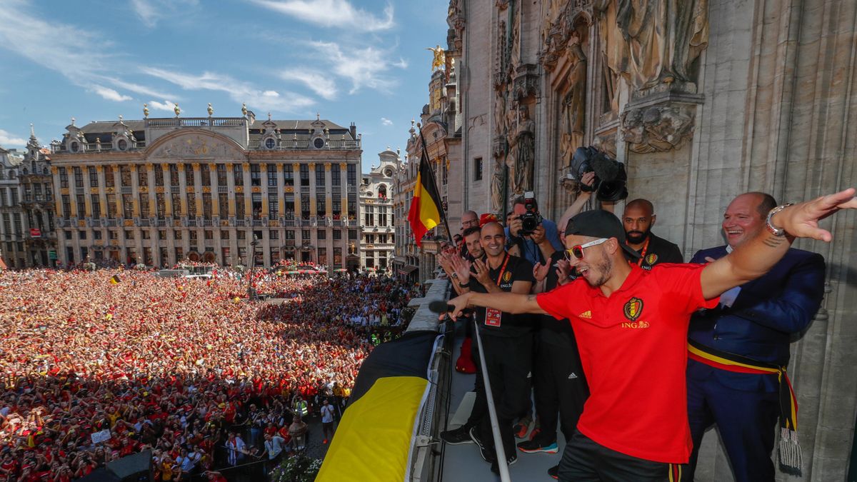 PAP/EPA / YVES HERMAN/POOL / Na zdjęciu: Eden Hazard podczas fety w Brukseli po zdobyciu przez Belgię brązowego medalu MŚ 2018