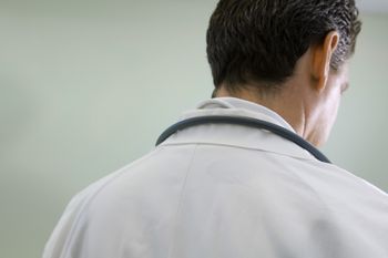 Ostrzega przed in vitro, krytykuje szczepionki na COVID. Wrocławski ginekolog pod lupą