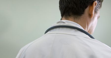 Ostrzega przed in vitro, krytykuje szczepionki na COVID. Wrocławski ginekolog pod lupą