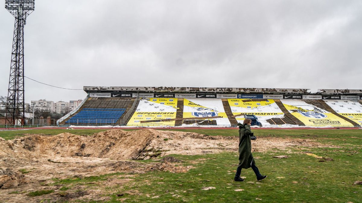 Zniszczony stadion w Czernihowie