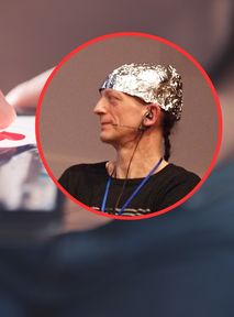 Tinder dla wyznawców teorii spiskowych. Znajdź szura na życie
