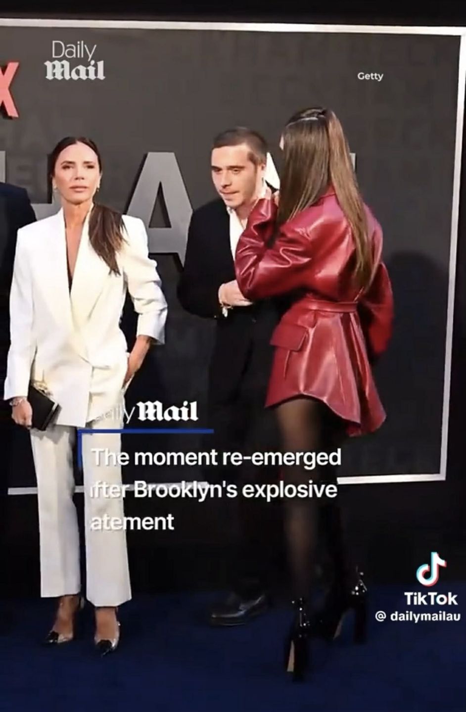 Tak Victoria Beckham i Nicola Peltz zachowywały się na ściance