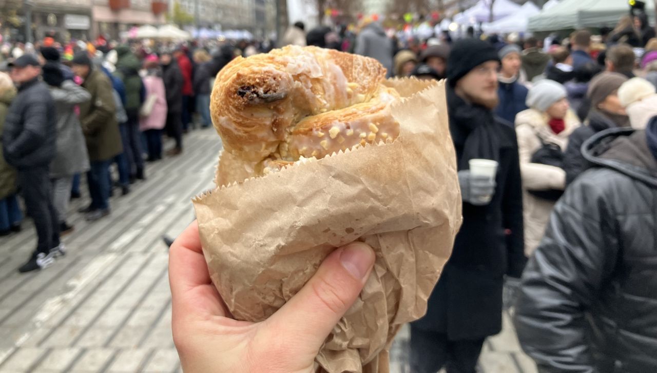 W tym mieście tłumy szturmują stoiska z rogalami. Nie odstrasza ich nawet cena