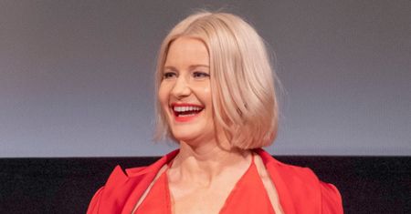 Czerwona sukienka na święta. Mamy pięć modeli, które idealnie wpisują się w bożonarodzeniowy klimat