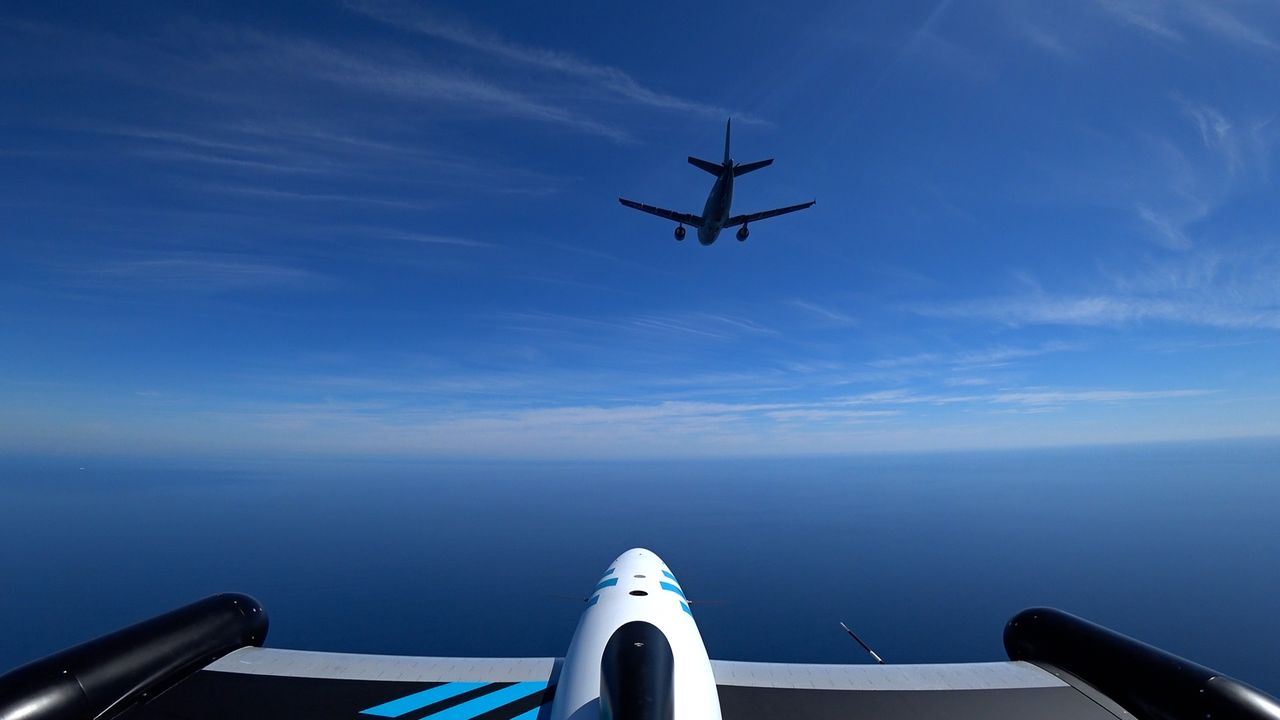Widok na latającą cysternę z kamery zainstalowanej na dronie DT-25