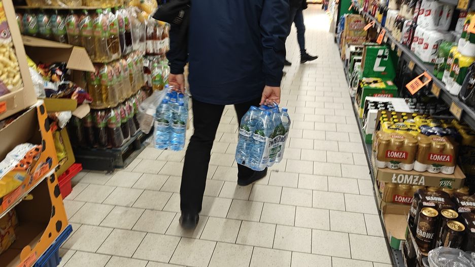 W jednym ze sklepów w Wałczu zaczyna brakować butelkowanej wody. Dostępna jest głównie ta w wersji gazowanej