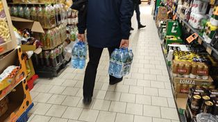 Wałcz: W sklepach coraz trudniej o dostęp do butelkowanej wody. Wszyscy robią zapasy