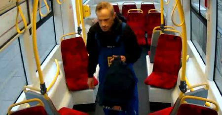 Miał niebieskie ogrodniczki. Ujęcia z tramwaju. Każdy zobaczy twarz
