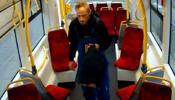 Miał niebieskie ogrodniczki. Ujęcia z tramwaju. Każdy zobaczy twarz