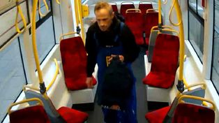 Miał niebieskie ogrodniczki. Ujęcia z tramwaju. Każdy zobaczy twarz