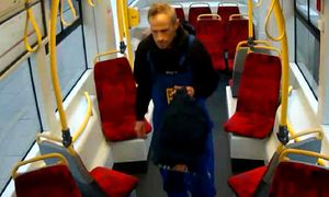 Miał niebieskie ogrodniczki. Ujęcia z tramwaju. Każdy zobaczy twarz