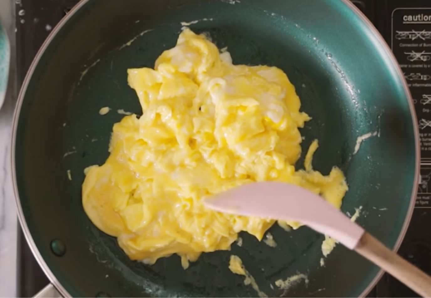 Przepis na jajecznicę po francusku. Najlepsza, jaką jadłeś